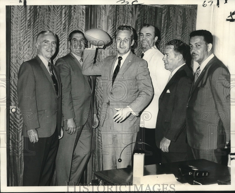 Load image into Gallery viewer, 1970 Press Photo Mayor Moon Landrieu with Ted Gormely Stadium Outing Officials
