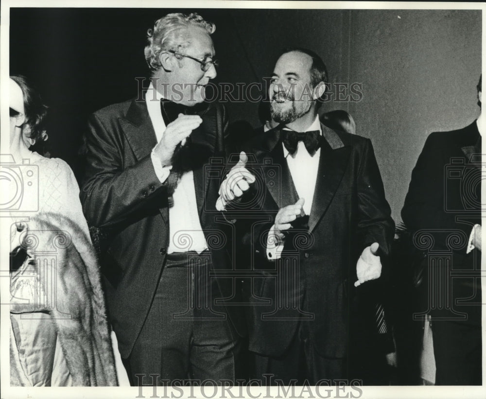 1977 Press Photo Mayor Landrieu and Karazan Clapping to the Music- Historic Images