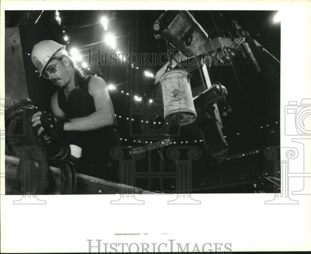 1995 Press Photo Dave Benauer of Stage Right Prepares for Essence Music Festival- Historic Images