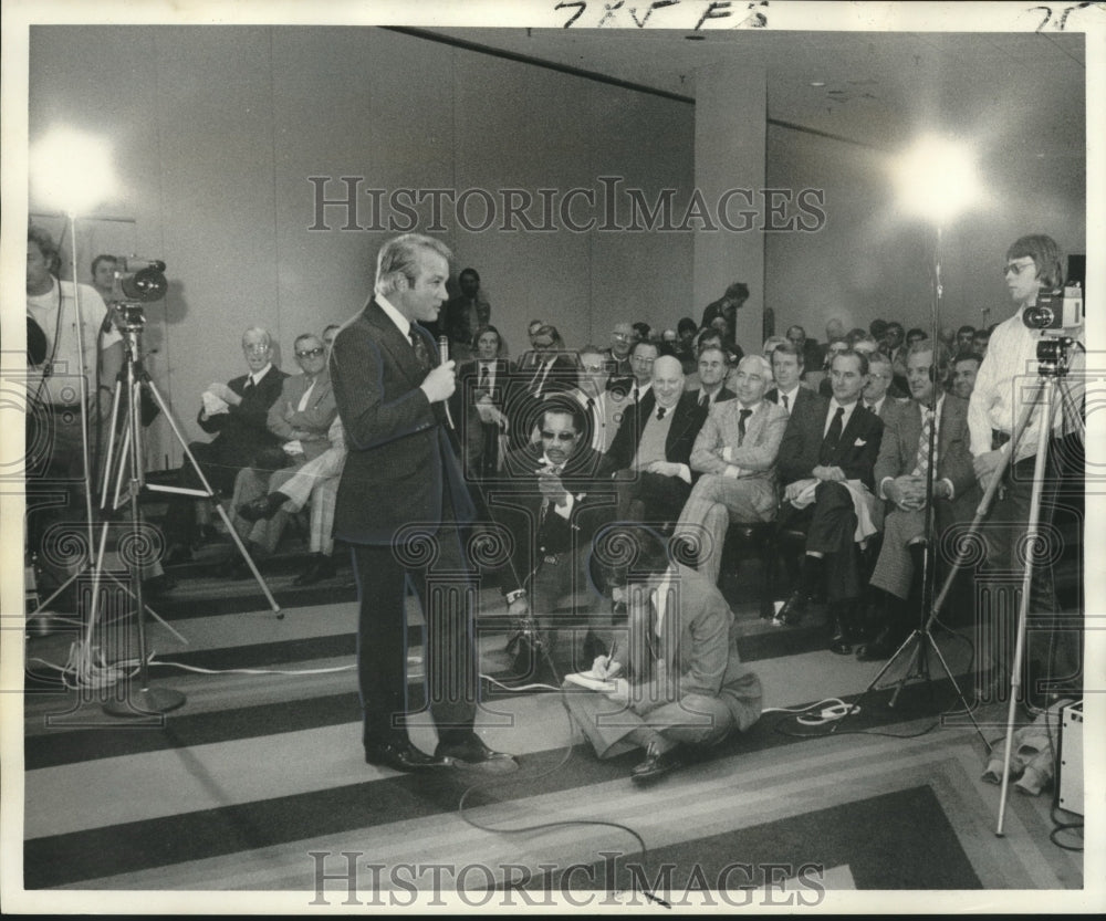 1976 Press Photo Governor Edwards met with local news at Louisiana Superdome- Historic Images