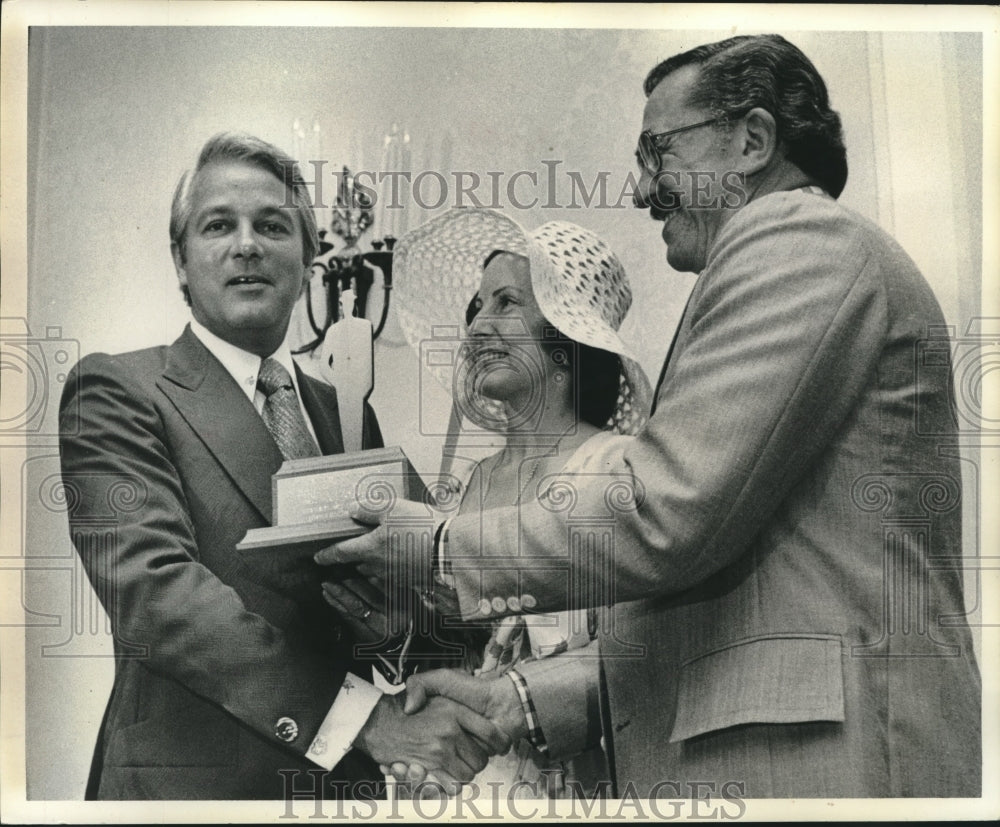 1974 Press Photo Governor Edwin Edwards receives award. - nob02555- Historic Images