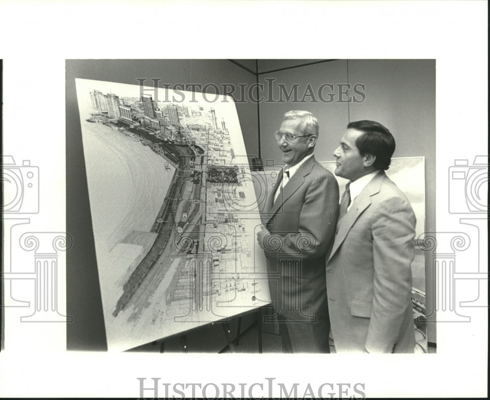 1978 Press Photo Moon Landrieu and Joseph Canizaro looks at plans for highway- Historic Images