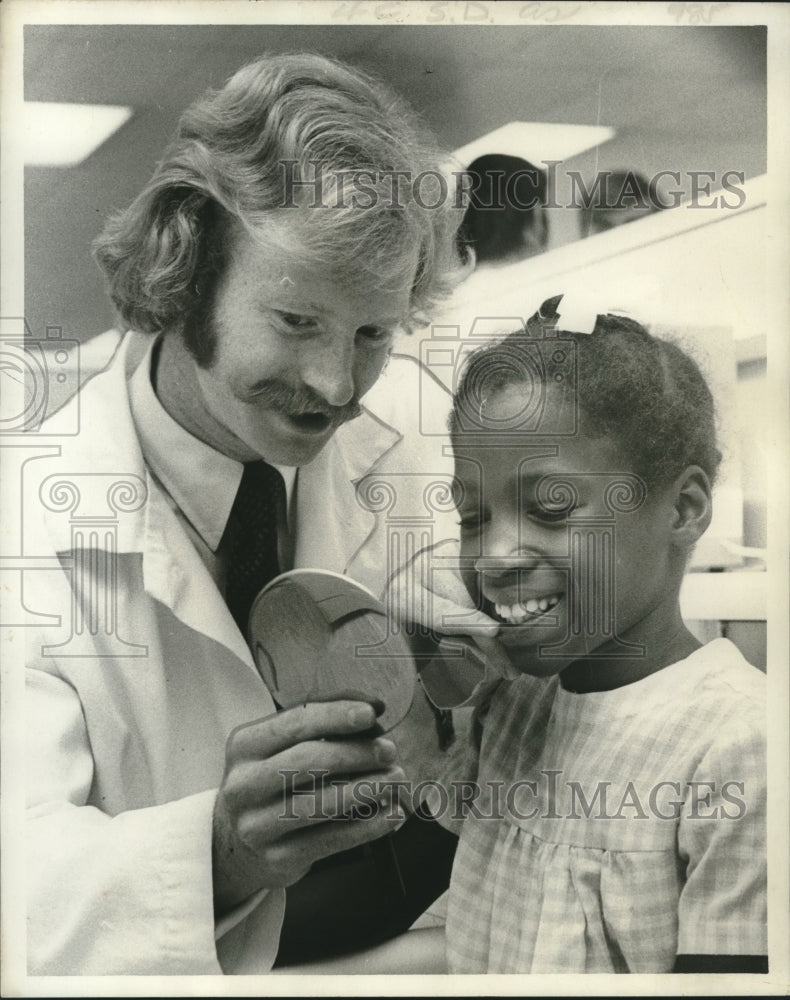 1973 Press Photo Dr. Jerry Edwards holds mirror so Tracy Lee can see her teeth.