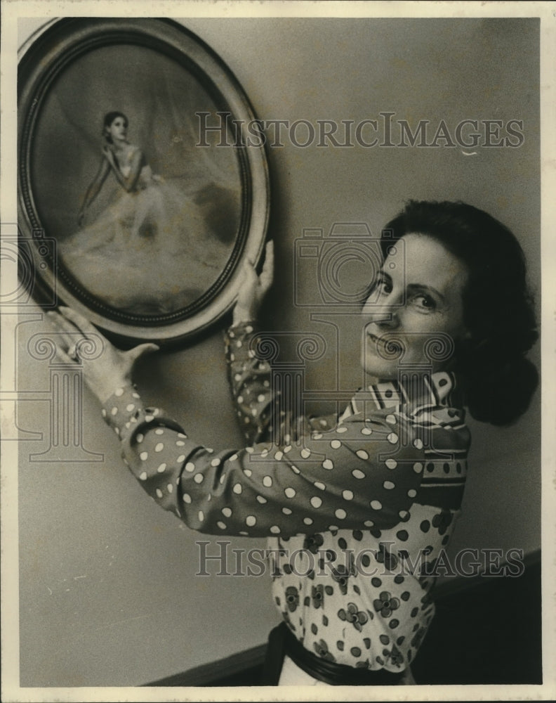 1972 Press Photo Mrs. Edwin W. Edwards hangs picture on wall. - nob02747