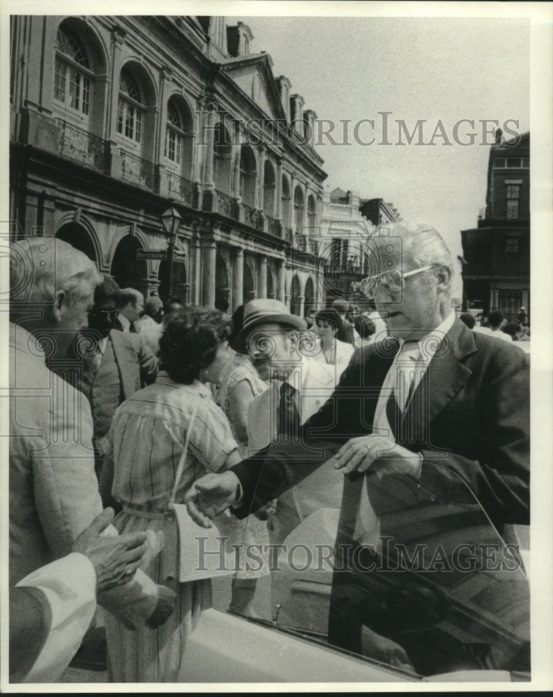 1978 Press Photo Moon Landrieu, Mayor of New Orleans greet supporters.- Historic Images