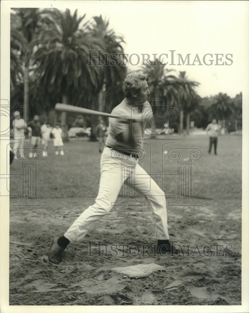 1972 Press Photo Mayor Moon Landrieu up to bat.- Historic Images