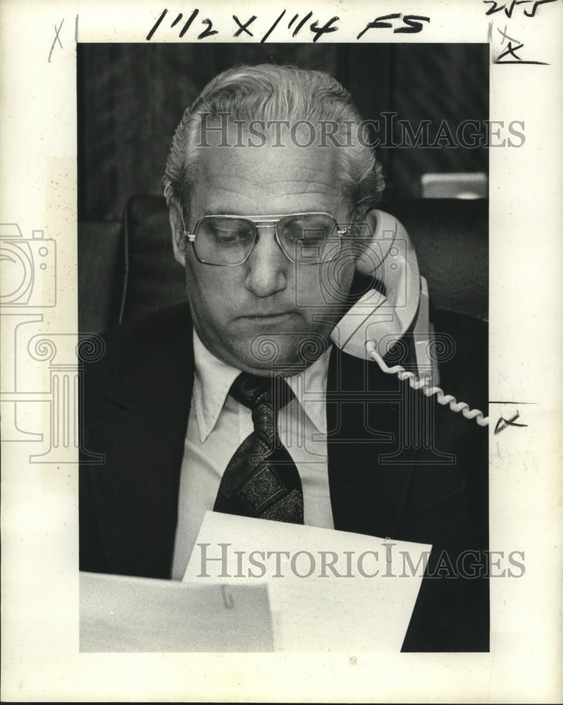 1978 Press Photo New Orleans Mayor Moon Landrieu talks on phone.- Historic Images