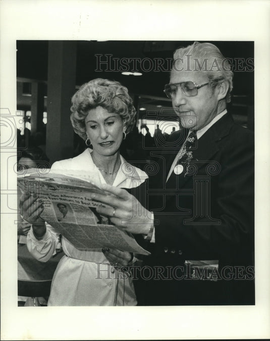 1978 Press Photo Mayor Moon Landrieu and Vera Forbes look at newspaper article.- Historic Images