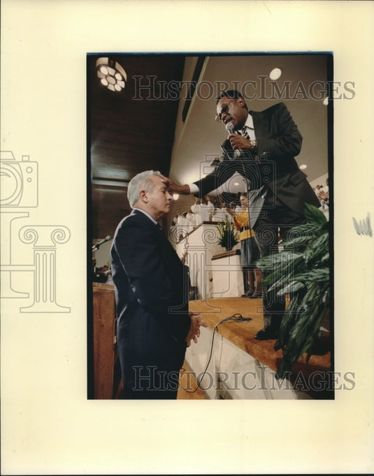  Press Photo Governor Edwin W. Edwards at church with Pastors hand on Forehead- Historic Images