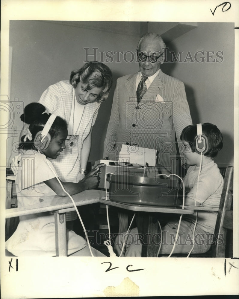 1973 Press Photo Rabbi Julian B. Feibelman, Temple Sinai, watches children learn- Historic Images