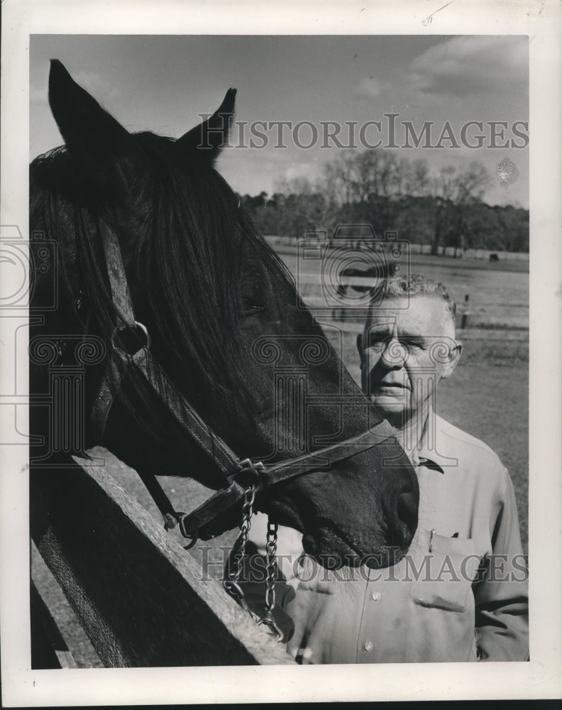 Load image into Gallery viewer, 1964 Press Photo Leon Edwards with Stud Horse Blue Lancer - nob03079
