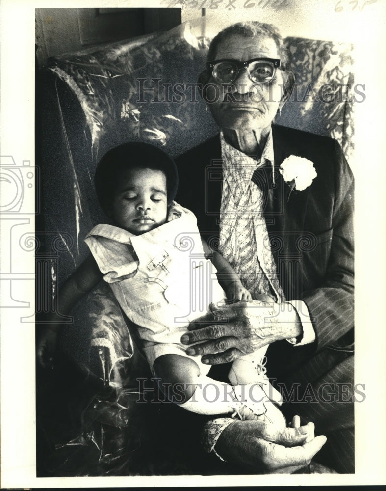 1979 Press Photo 100 Year old Jeff Dominique with his Great, Great, Grandson- Historic Images