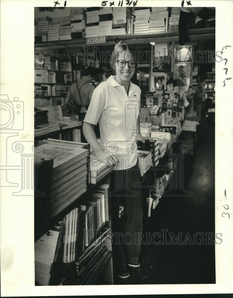 1979 Press Photo Rhoda Faust inside Maple Street Book Shop- Historic Images