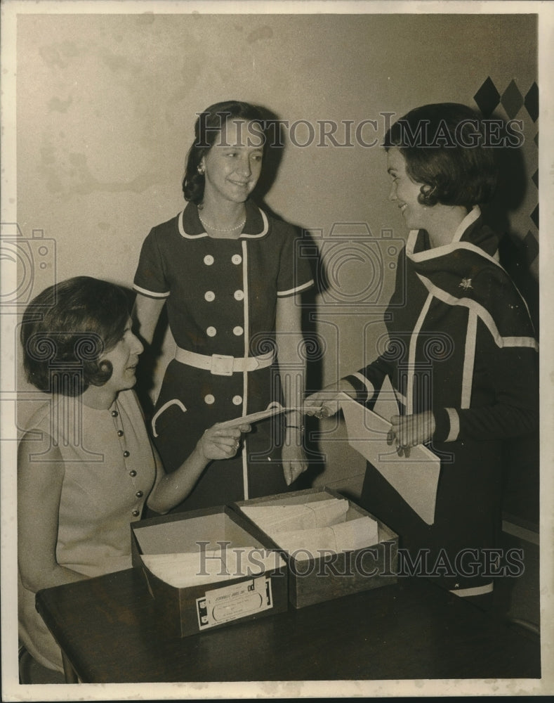 1971 Press Photo Chairwomen Mrs. Charles F. Richards Junior with Others at Meet- Historic Images