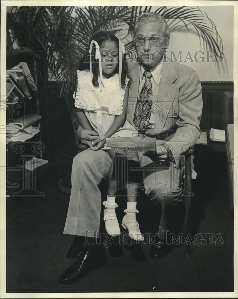 1975 Press Photo Tracy Moses, 1975 Poster Child, with Mayor Moon Landrieu.- Historic Images