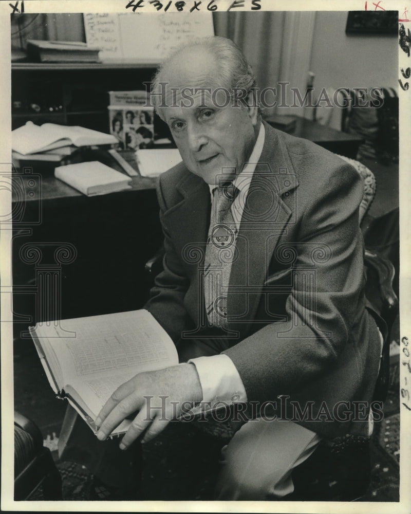 Load image into Gallery viewer, 1977 Press Photo Astrologer Henri Etienne looks to the stars for Election result

