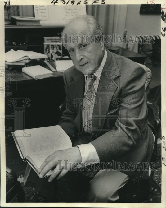 1977 Press Photo Astrologer Henri Etienne looks to the stars for Election result