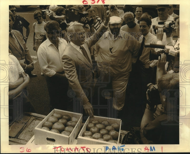 Load image into Gallery viewer, 1985 Press Photo Governor Edwin Edwards calls for bids on two boxes of Tomatos
