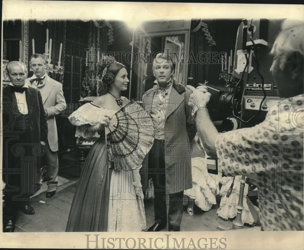 1974 Press Photo Governor Edwin Edwards in costume, and on camera.- Historic Images