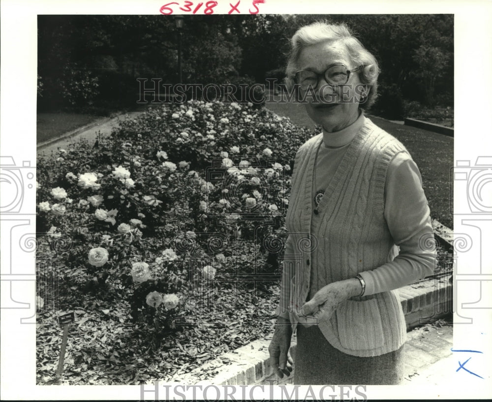 1986 Press Photo Mrs. John N. Fehrer beside a rose garden at City Park Garden- Historic Images