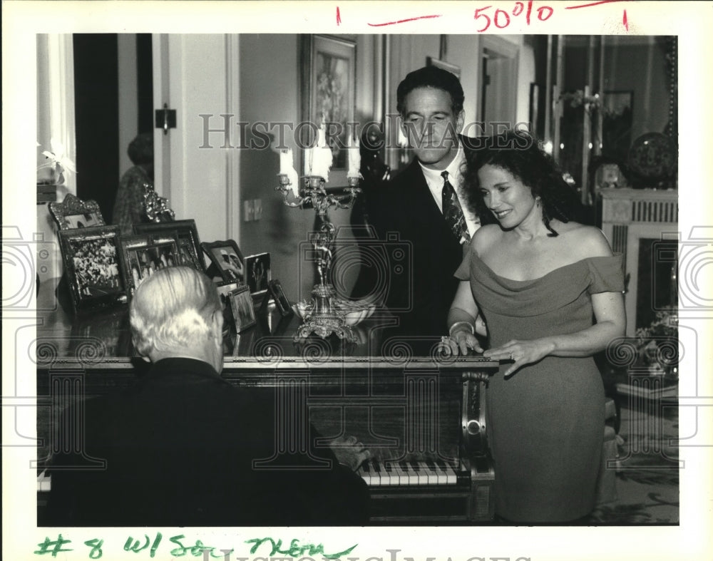 Press Photo Darlene &amp; Robert Favort listen to Bos Discon play piano at party.- Historic Images