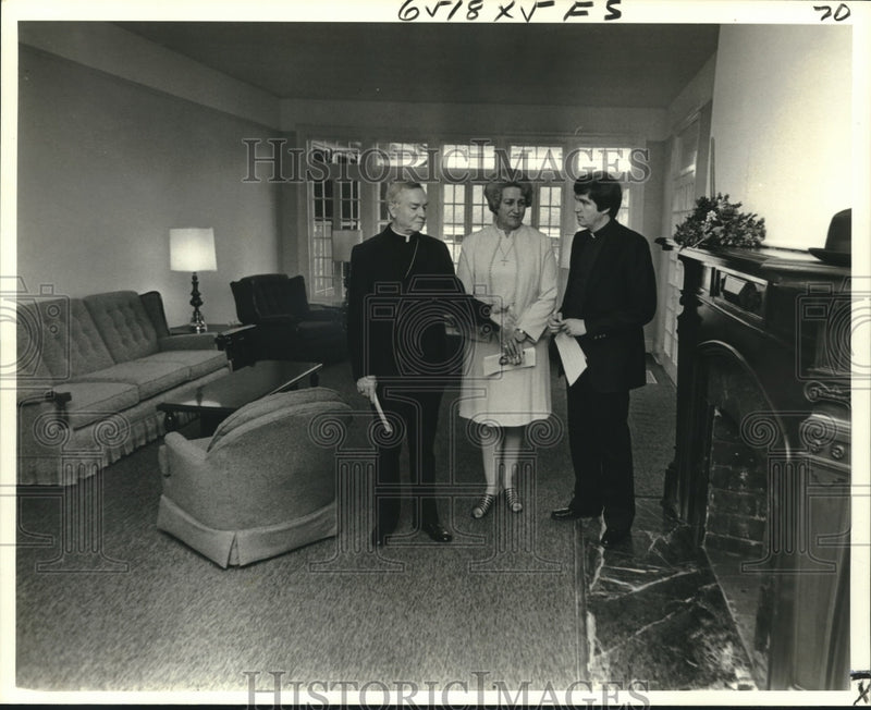 Load image into Gallery viewer, 1978 Press Photo Archbishop Philip M. Hannan, Barbara Songy, and Michael Haddad
