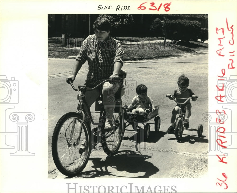 1985 Press Photo Kathleen Carmouche with her two sons on bikes and a wagon- Historic Images