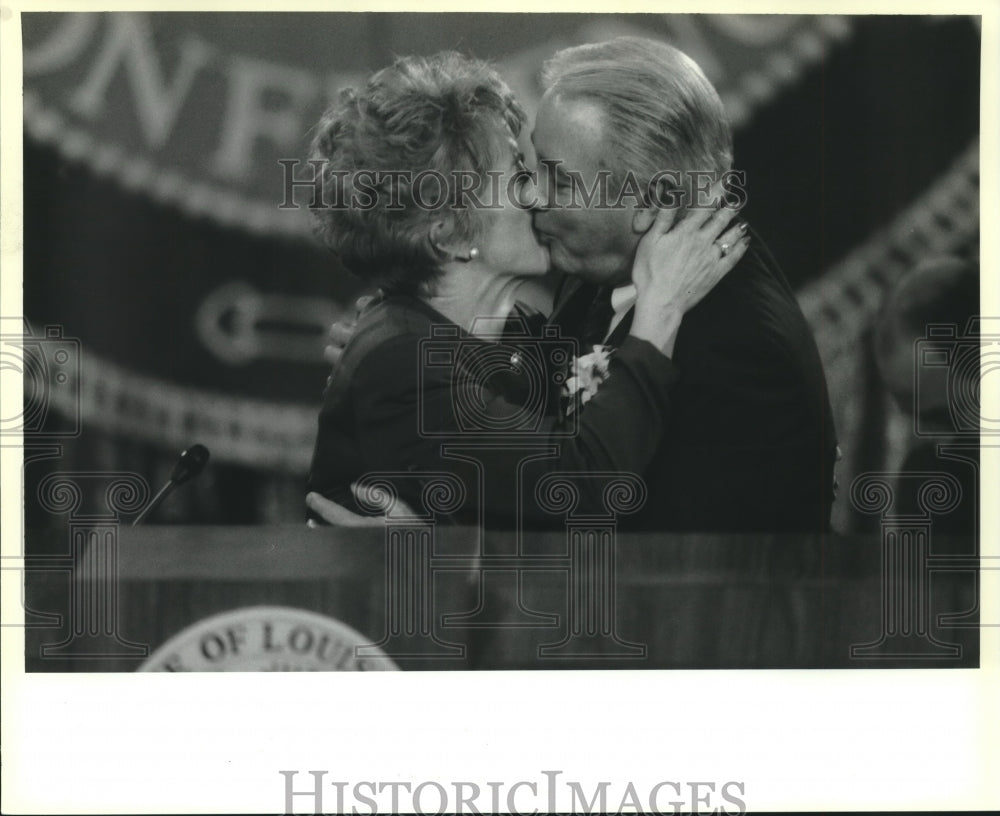  Press Photo Governor Edwin Edwards kisses wife after victory - Historic Images