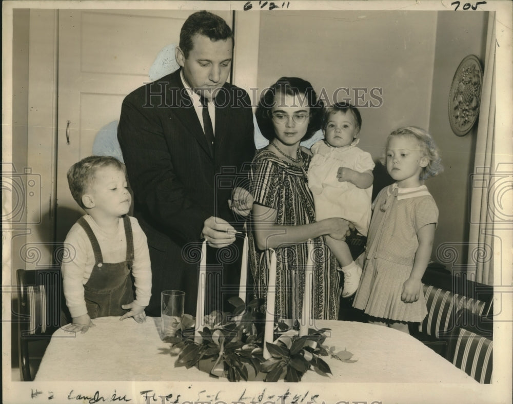 1958 Press Photo Maurice Landrieu show family how to light Advent Wreath