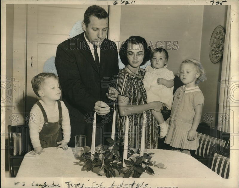 Load image into Gallery viewer, 1958 Press Photo Maurice Landrieu show family how to light Advent Wreath
