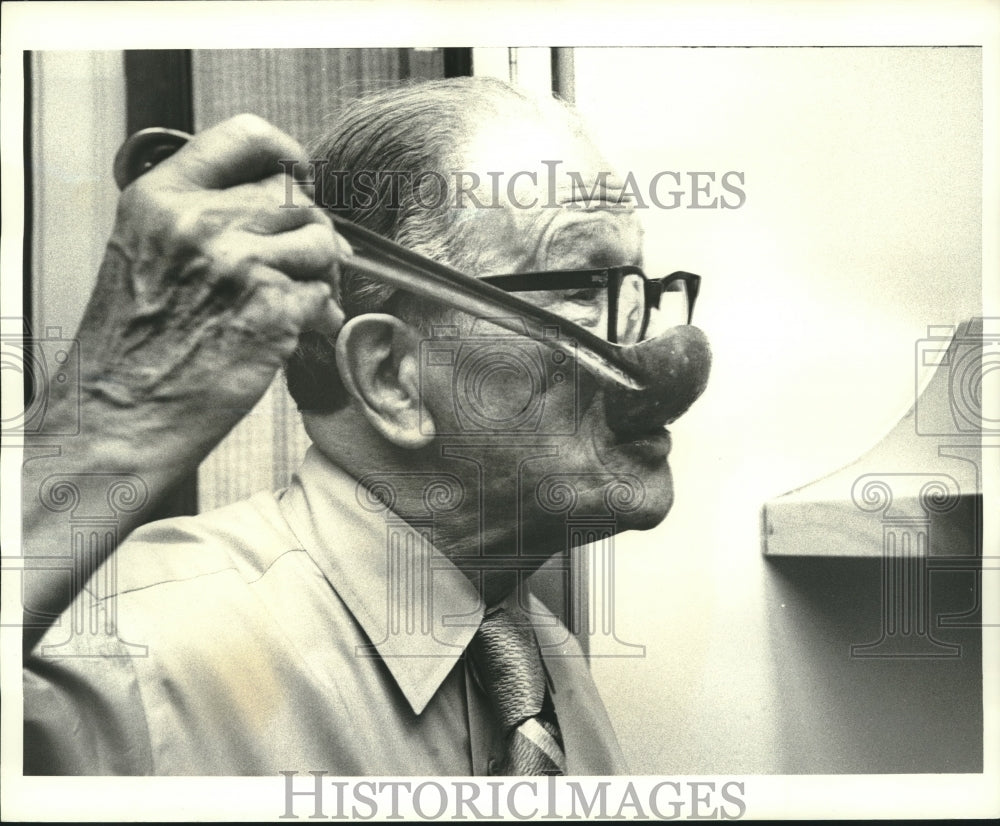 1971 Press Photo Senator Ellender tastes his cooking at his D. C. apartment - Historic Images