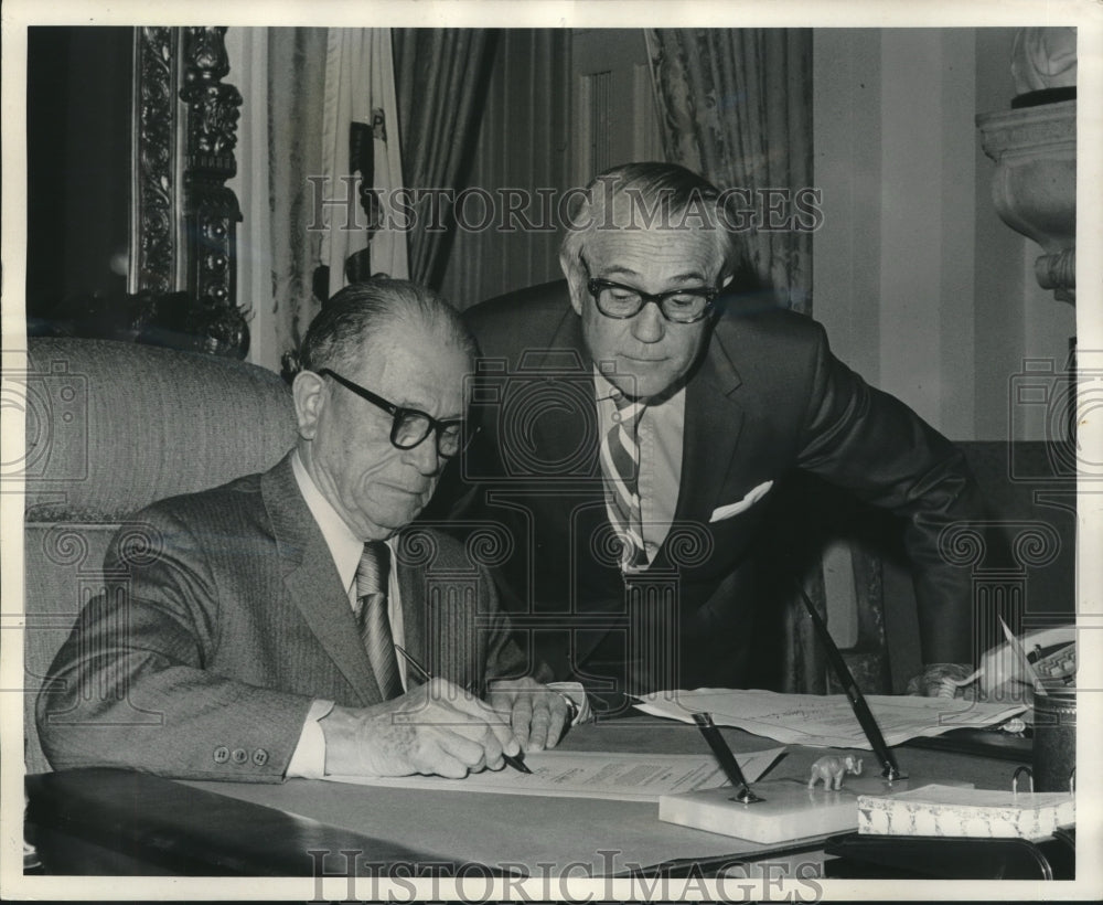 1971 Press Photo Senator Ellender signs states&#39; voting bill as Riddick watches- Historic Images