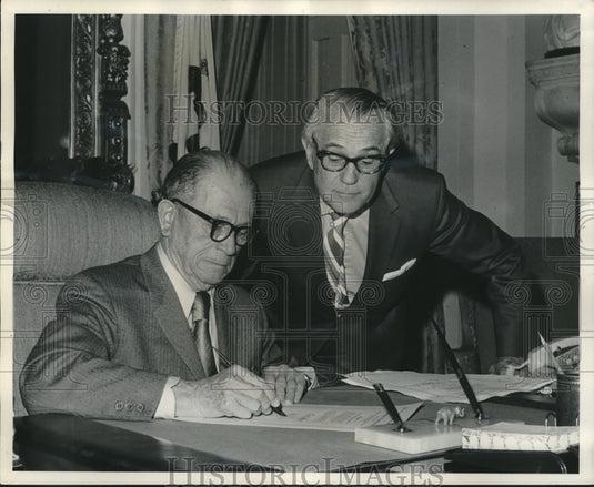 1971 Press Photo Senator Ellender signs states' voting bill as Riddick watches- Historic Images