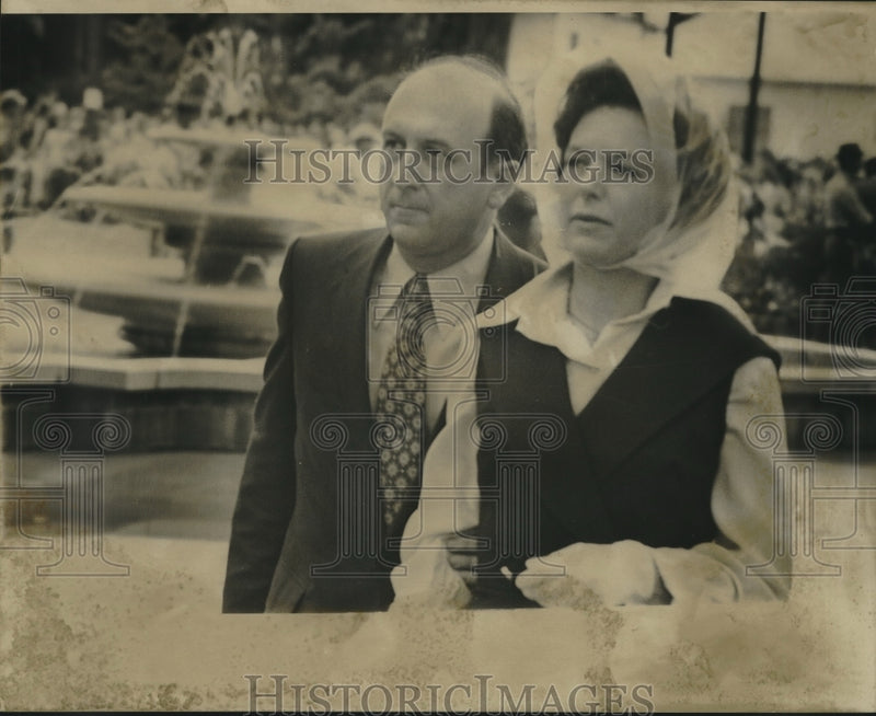 Load image into Gallery viewer, 1972 Press Photo Couple attend funeral in rain. - nob03926
