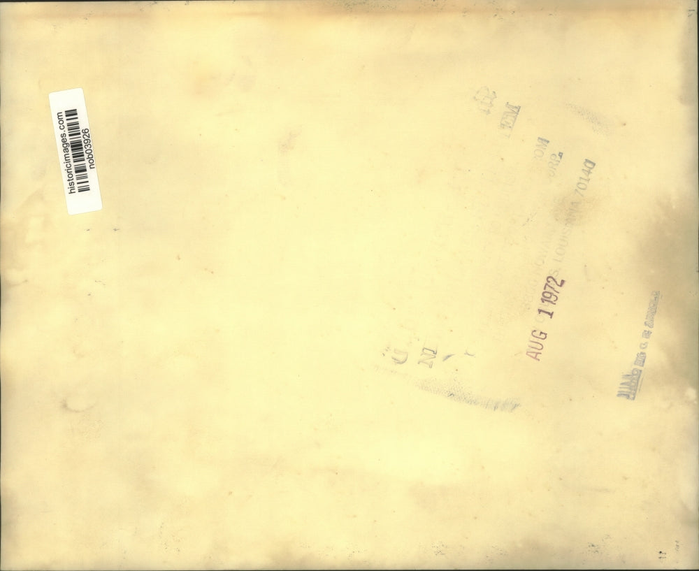 1972 Press Photo Couple attend funeral in rain. - nob03926