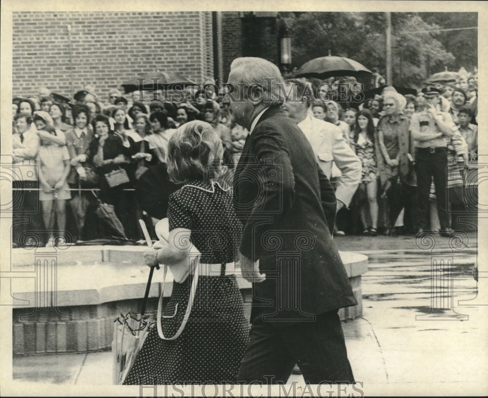 1972 Press Photo Rainy parade with crowd watching - Historic Images