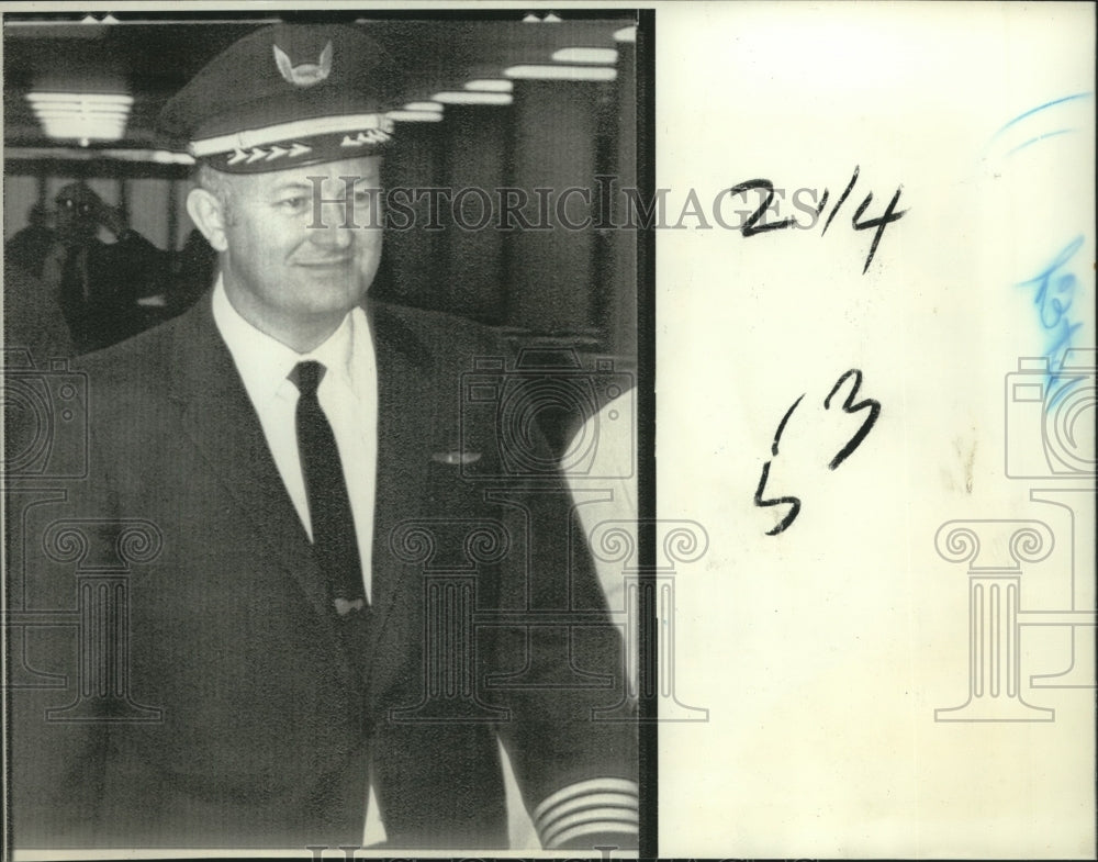 1971 Press Photo Capt. Bruce De Spain, pilot of the hijacked Western Airliner - Historic Images