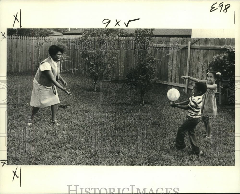 1979 Press Photo Beverly Favre playing with her children David &amp; Shawne- Historic Images