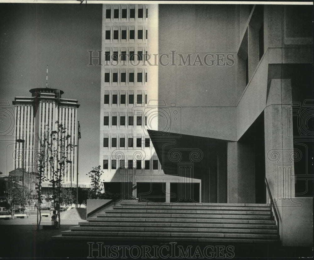 1979 Press Photo Hale Boggs and Federal Court building, New Orleans- Historic Images