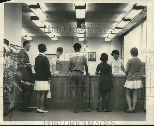 1970 Press Photo Citizens seeking information at new Federal Building Info Ctr.