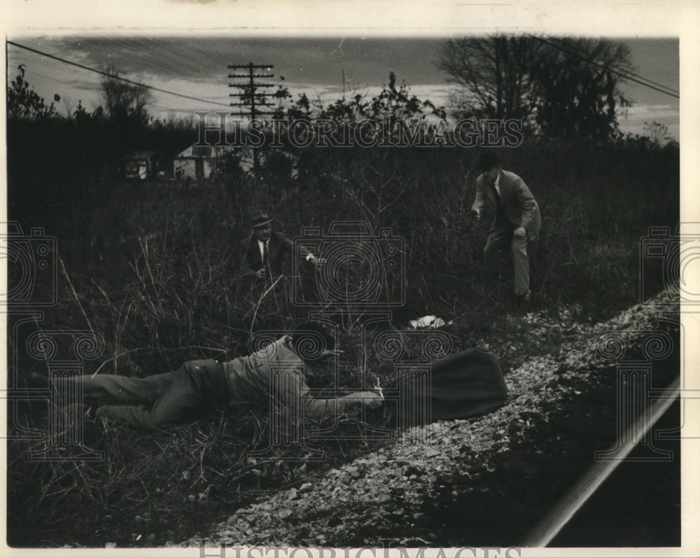 1960 Press Photo Man grabs sock, FBI jumps out of weeds - nob04096