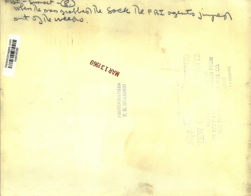 1960 Press Photo Man grabs sock, FBI jumps out of weeds - nob04096