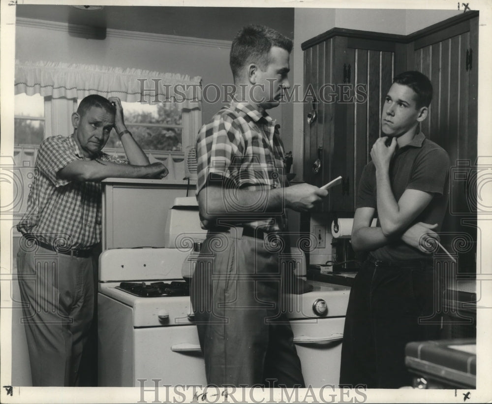 1960 Press Photo Agents question young man in connection with extortion note
