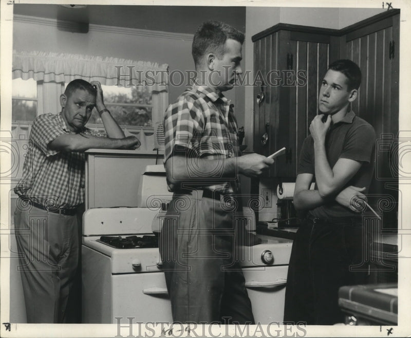 Load image into Gallery viewer, 1960 Press Photo Agents question young man in connection with extortion note

