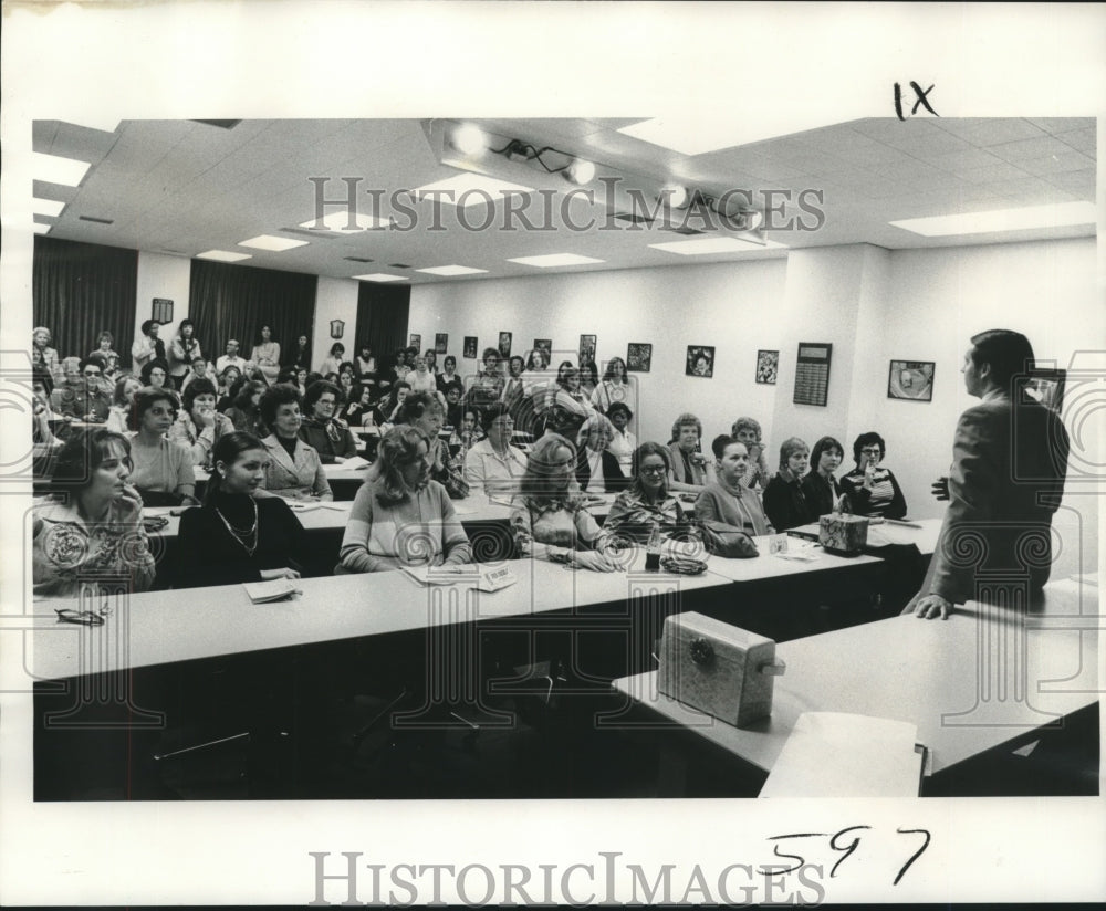 1975 Press Photo Federal Women&#39;s Program Committee learn self-defense- Historic Images