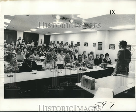 1975 Press Photo Federal Women's Program Committee learn self-defense- Historic Images