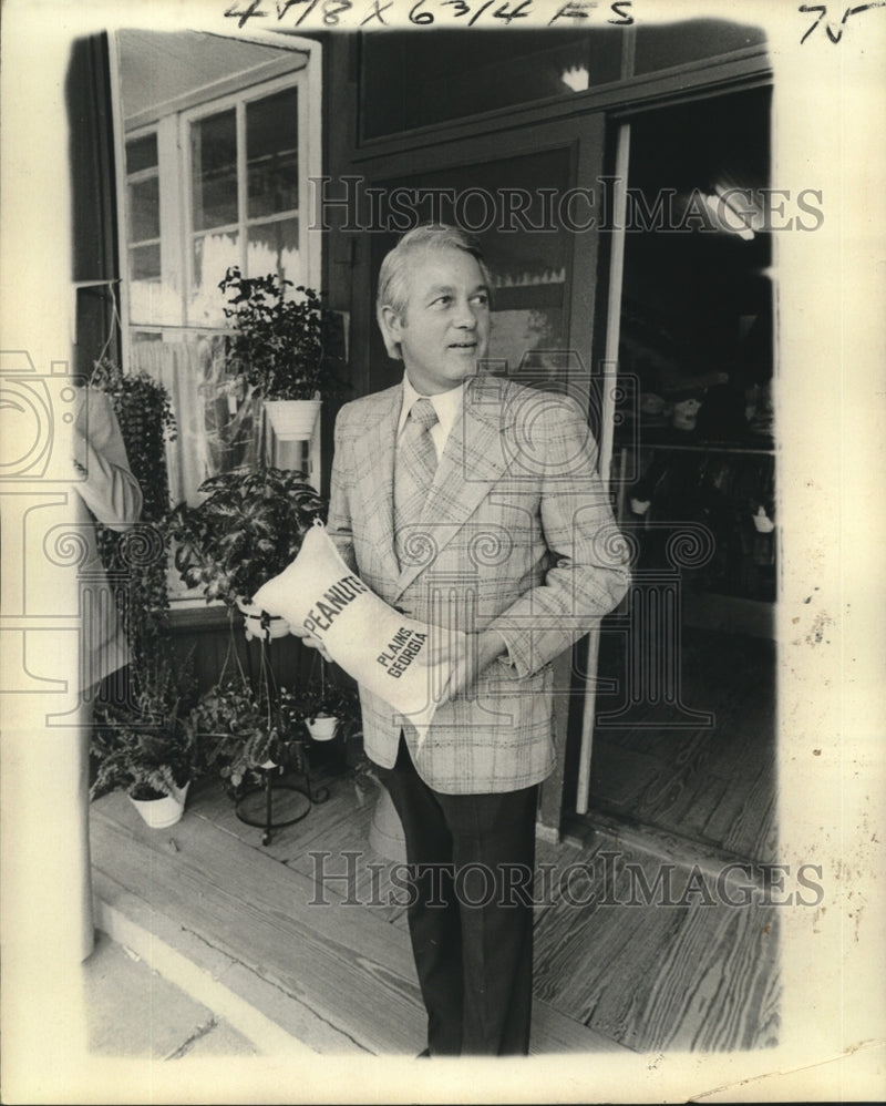 Load image into Gallery viewer, 1976 Press Photo Louisiana Governor Edwin Edwards brought home Georgia peanuts
