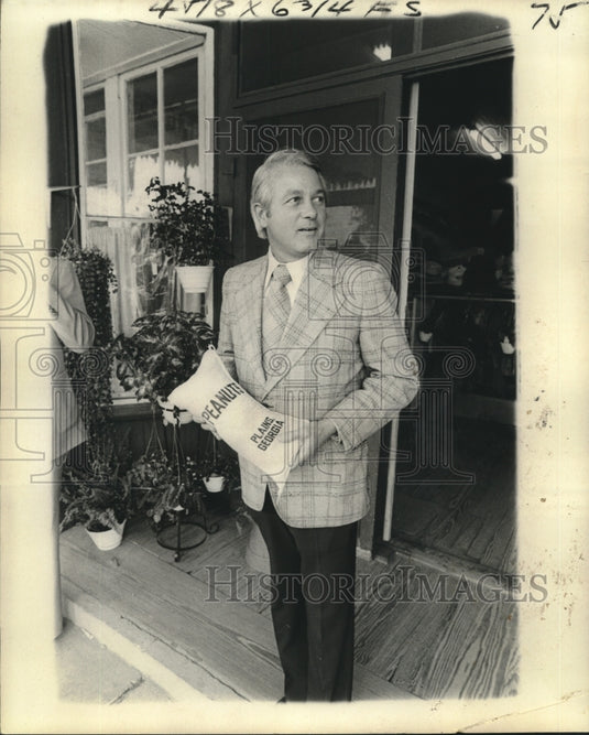 1976 Press Photo Louisiana Governor Edwin Edwards brought home Georgia peanuts