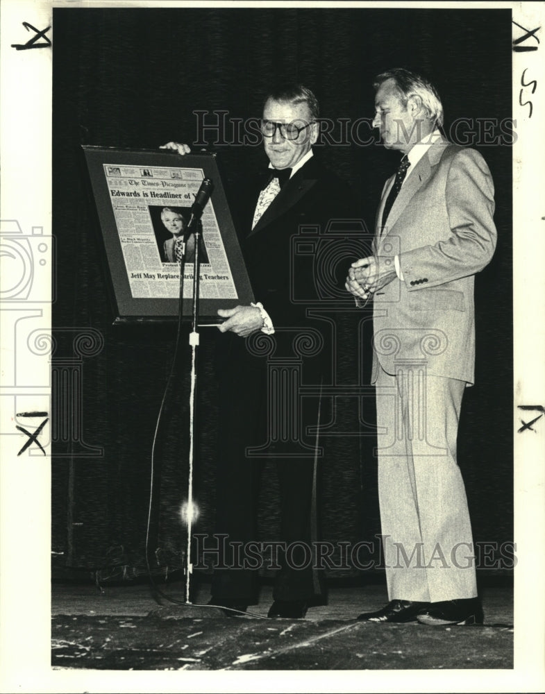 1979 Press Photo Stoney Dale presents Governor Edwards Gridiron Club Award- Historic Images