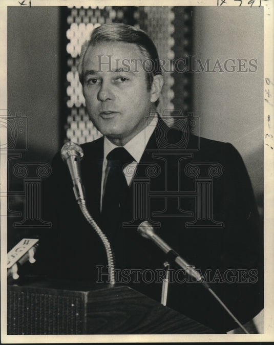 1976 Press Photo Governor Edwin Edwards speaks on sugar imports. - nob04173